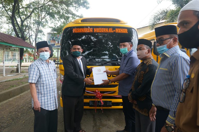 Serahkan Bus Operasional Pesantren, H. Irmawan : Saya Bagian Dari Keluarga Pesantren Al Manar