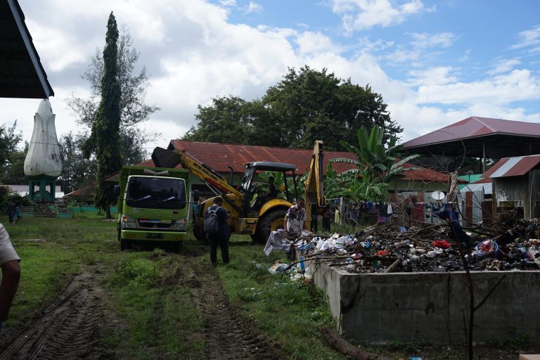 Dinas Lingkungan Hidup Aceh Besar Bersihkan TPA Sampah Pesantren Al Manar