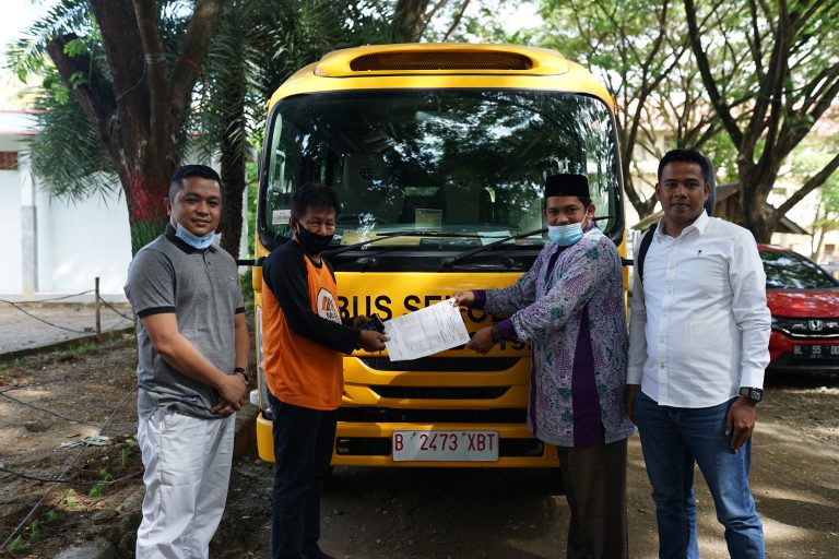 Tepati Janji, H. Irmawan DPR-RI Serahkan Bus Sekolah Untuk Pesantren Al Manar