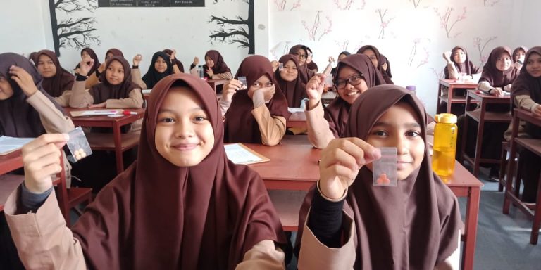 Bagian Kesehatan Bagikan Vitamin Untuk Santri Sebulan Dua Kali