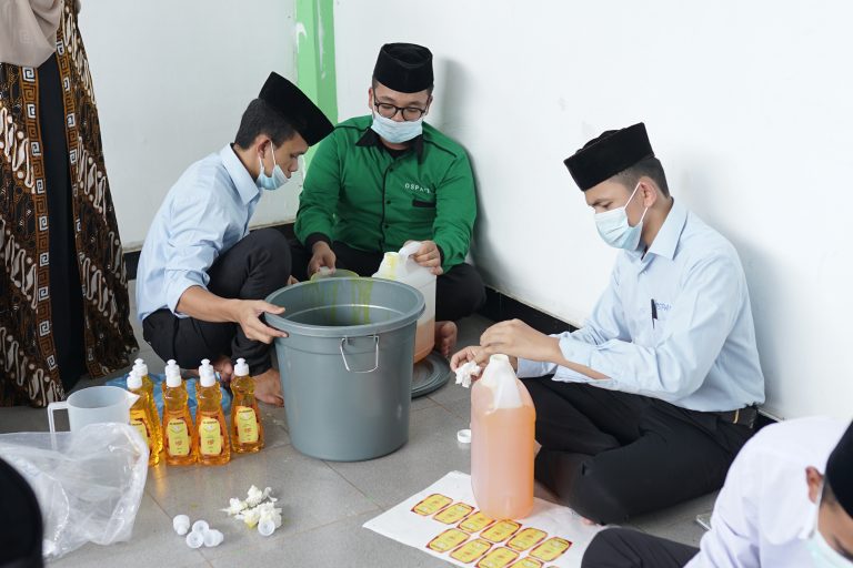 Dosen Pengabdian EKP FEB USK Latih Santri Al Manar Produksi Sabun Cuci Piring
