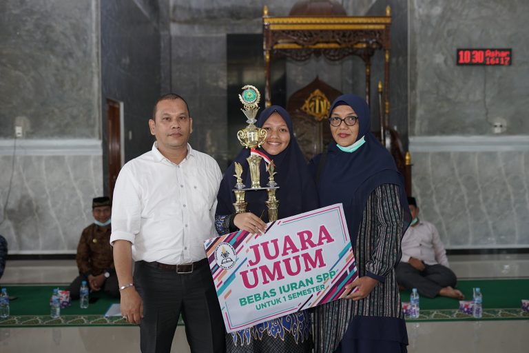Sarah Syakirah, Ketua Organisasi Santri Putri Al Manar Raih Juara Umum Semester Ganjil
