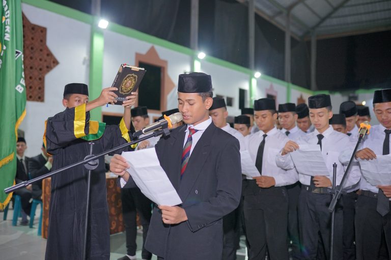 Fauzi dan Sarah Pimpin Organisasi Santri Pesantren Al Manar Periode 2021-2022
