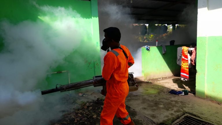 Antisipasi DBD, Petugas Kesehatan Lakukan Fogging di Pesantren Al Manar