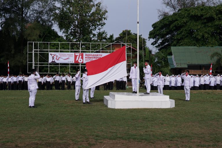 Santri Pesantren Al Manar Gelar Upacara HUT RI Ke-76