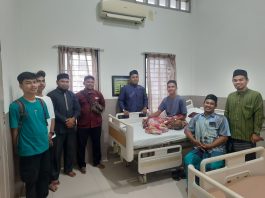 Ustadz Pesantren Modern Al Manar Jenguk Ustadz Ilham Maulana di RS Meuraxa