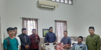 Ustadz Pesantren Modern Al Manar Jenguk Ustadz Ilham Maulana di RS Meuraxa