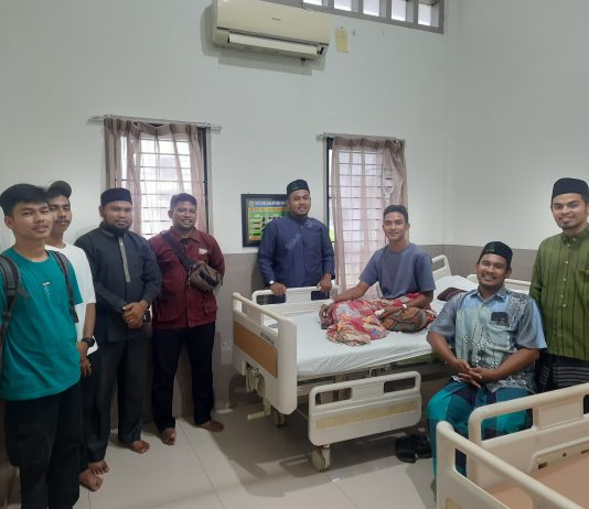 Ustadz Pesantren Modern Al Manar Jenguk Ustadz Ilham Maulana di RS Meuraxa