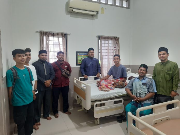 Ustadz Pesantren Modern Al Manar Jenguk Ustadz Ilham Maulana di RS Meuraxa
