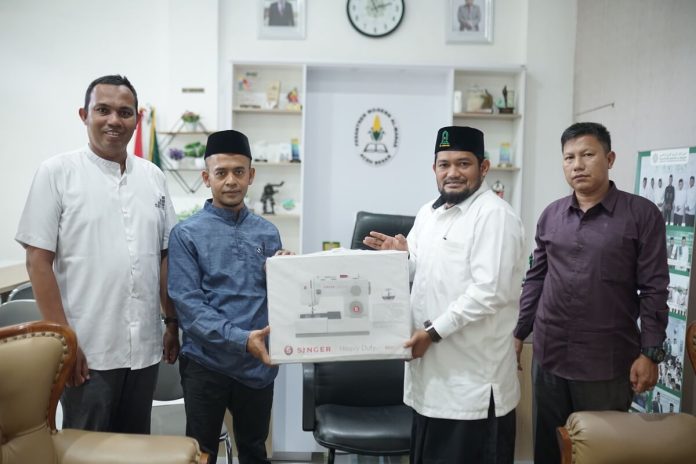 Pesantren Al Manar Terima Mesin Jahit dari Dinas Pendidikan Dayah Aceh