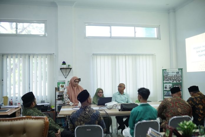 Program PKMBP-TTG 2024: USK Gandeng Al Manar untuk Bank Sampah Berbasis Teknologi