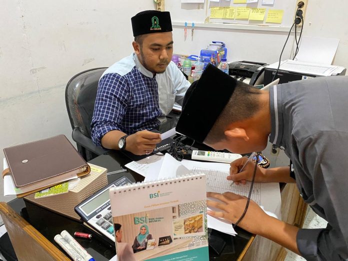 Bagian Keuangan Al-Manar Distribusikan Kartu Rekomendasi Ujian