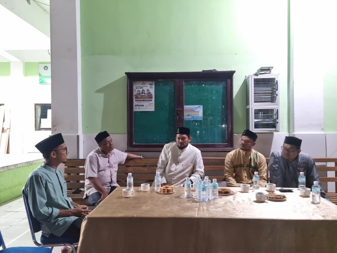 Pimpinan Pesantren Al Manar Silaturahmi dan Berikan Santunan ke Pesantren Babunnajah