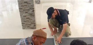 Bagian Perlengkapan Pasang Keset di Tempat Wudhu Baru Masjid Al Manar