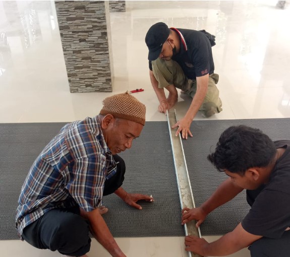 Bagian Perlengkapan Pasang Keset di Tempat Wudhu Baru Masjid Al Manar
