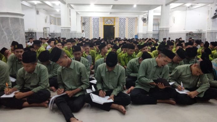 Pengasuhan Santri Al Manar Bacakan Tengko Disiplin untuk Seluruh Santri