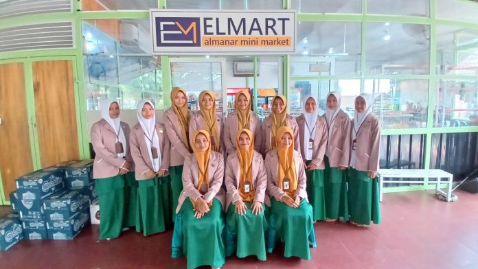 Pengurus Swalayan Putri Al Manar Tingkatkan Pelayanan dan Kekompakan Melalui Seragam Baru