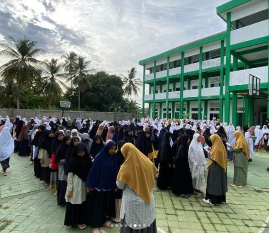 Pengasuhan Santri Al Manar Gelar Pemeriksaan Sandal Santri Secara Rutin