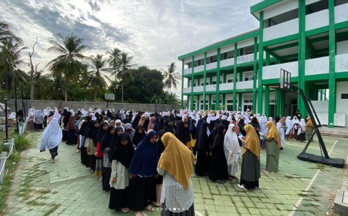 Pengasuhan Santri Al Manar Gelar Pemeriksaan Sandal Santri Secara Rutin