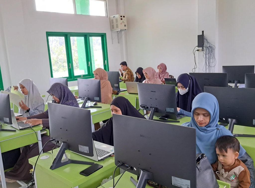 Guru MTs Al Manar Antusias Ikuti Bimtek Migrasi Akun GTK Simpatika ke EMIS 4.0