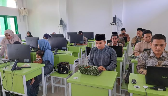 Guru MTs Al Manar Antusias Ikuti Bimtek Migrasi Akun GTK Simpatika ke EMIS 4.0