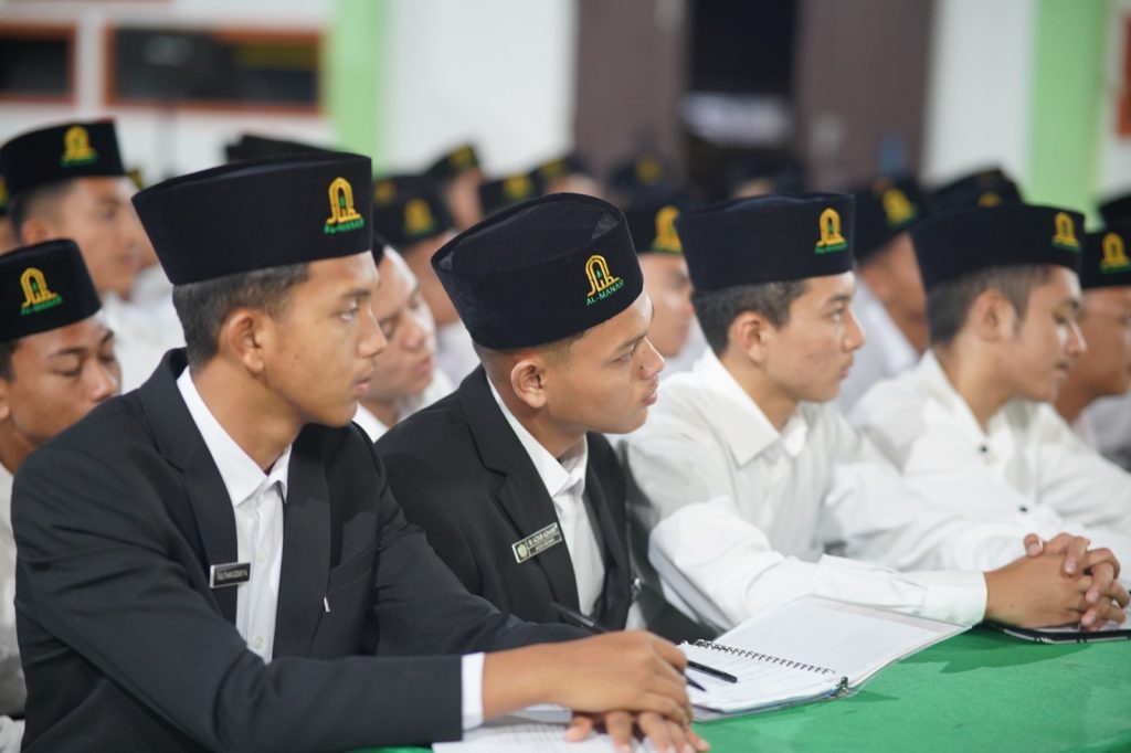 Ust. Syarifuddin Latih Dasar Kepemimpinan Pengurus Organisasi Santri Al Manar