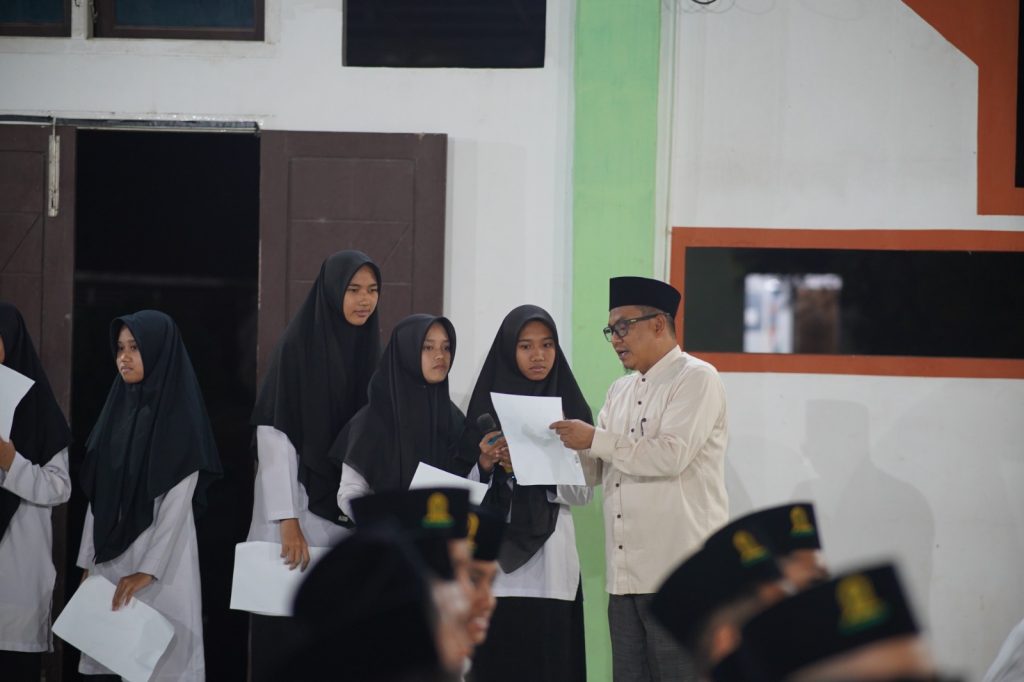 Ust. Syarifuddin Latih Dasar Kepemimpinan Pengurus Organisasi Santri Al Manar