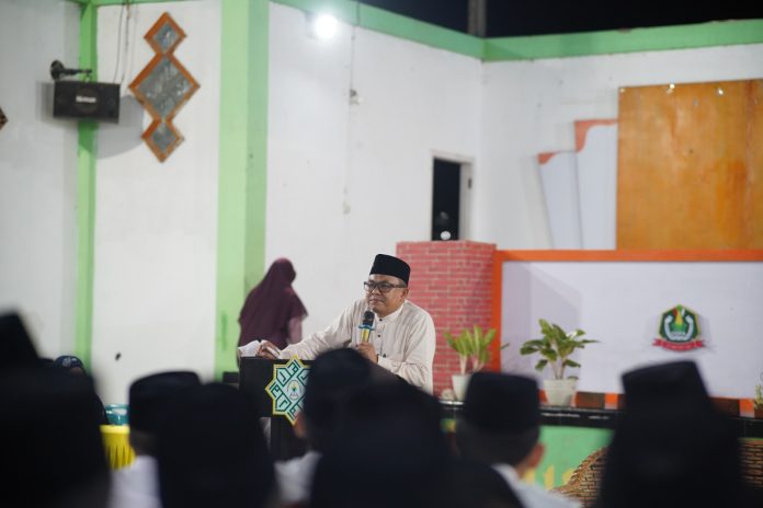 Ust. Syarifuddin Latih Dasar Kepemimpinan Pengurus Organisasi Santri Al Manar
