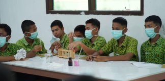 Melihat Antusiasme Santri Al Manar dalam Praktikum di Lab Baru