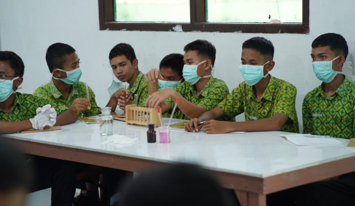 Screenshot_197 Melihat Antusiasme Santri Al Manar dalam Praktikum di Lab Baru