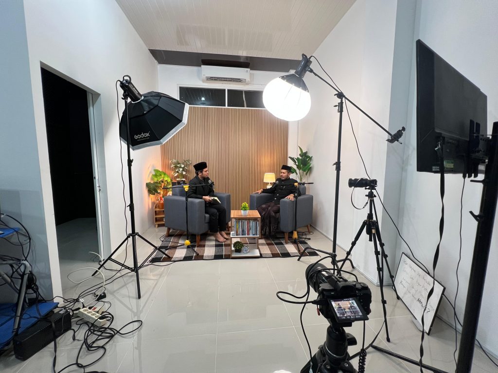 produksi podcast Pesantren Modern Al Manar