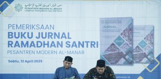 Pesantren Al Manar Periksa dan Nilai Jurnal Ramadhan Santri
