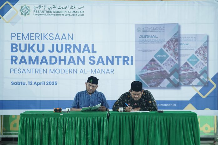 1 Pesantren Al Manar Periksa dan Nilai Jurnal Ramadhan Santri