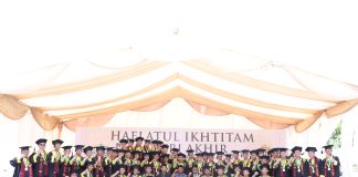 Pesantren Al-Manar Kukuhkan 125 Santri Akhir Angkatan XIX, Serahkan Wakaf Mobil Rp70 Juta