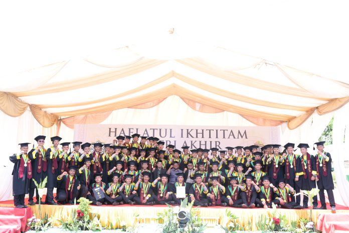 Pesantren Al-Manar Kukuhkan 125 Santri Akhir Angkatan XIX, Serahkan Wakaf Mobil Rp70 Juta