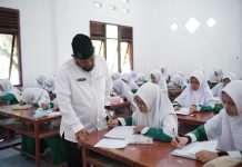 Ujian Semester Genap Dimulai, Santri Al-Manar Hadapi Soal Esai Tanpa Pilihan Ganda