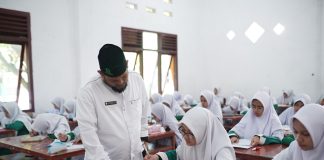 Ujian Semester Genap Dimulai, Santri Al-Manar Hadapi Soal Esai Tanpa Pilihan Ganda