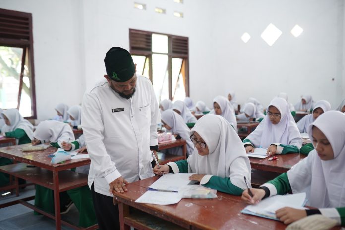 Ujian Semester Genap Dimulai, Santri Al-Manar Hadapi Soal Esai Tanpa Pilihan Ganda