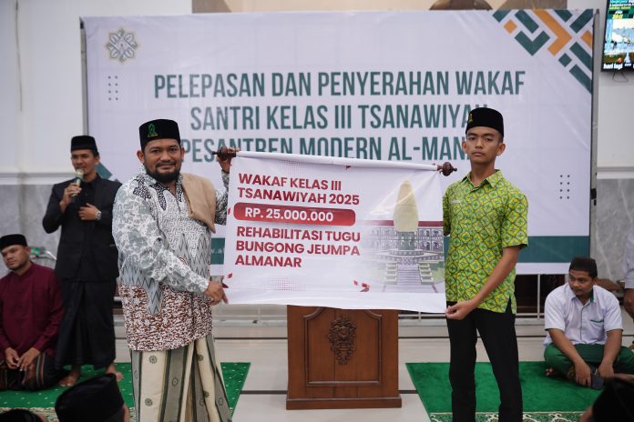 Santri Kelas 3 Tsanawiyah Al-Manar Wakafkan Rp25 Juta untuk Rehabilitasi Tugu Pesantren