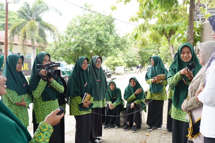 Santriwati Jurnalistik Al Manar Mulai Praktek Lapangan Wawancara Dasar