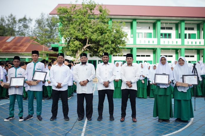 Pesantren Al Manar Berikan Penghargaan kepada Santri Berprestasi pada OSMA dan OBA