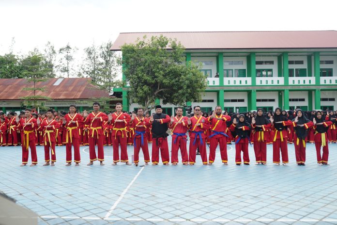 Pimpinan Pesantren Lepas Atlet Silat Santri Al-Manar untuk POPNAS dan PORKAB