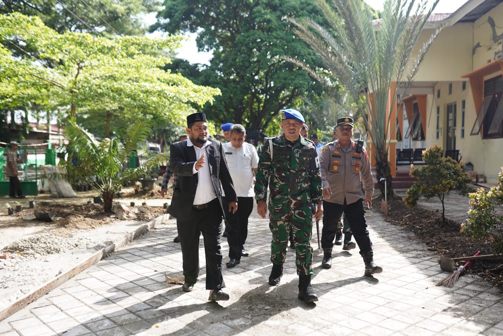 Pomdam Iskandar Muda Tanam Pohon Bersama Santri Al-Manar