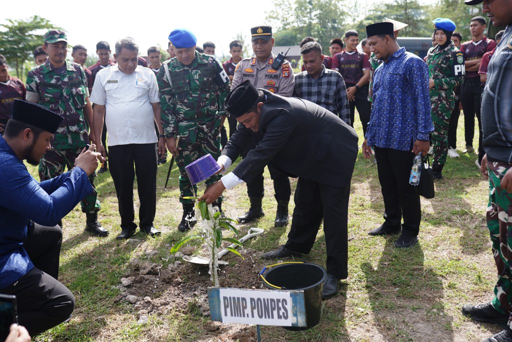 Pomdam Iskandar Muda Tanam Pohon Bersama Santri Al-Manar 
