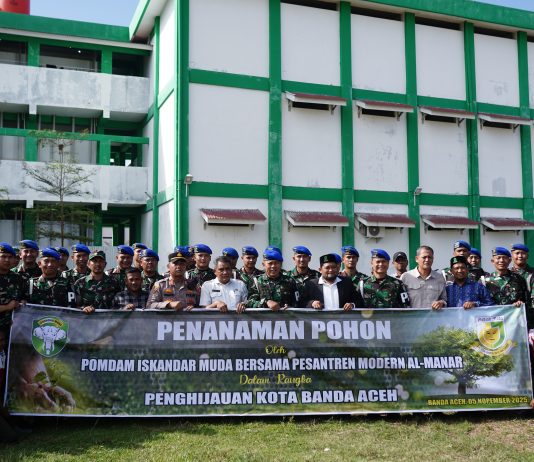 Pomdam Iskandar Muda Tanam Pohon Bersama Santri Al-Manar