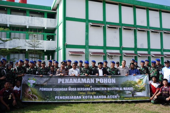 Pomdam Iskandar Muda Tanam Pohon Bersama Santri Al-Manar