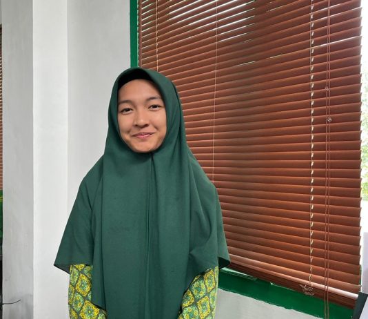 Penuh Semangat, Santriwati Al-Manar Sambut Pengurus OSPA Baru