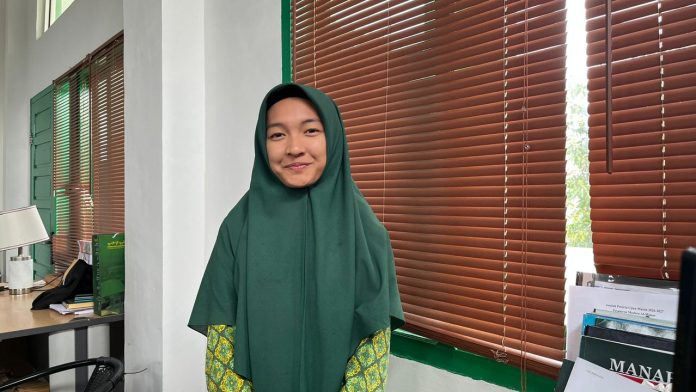 Penuh Semangat, Santriwati Al-Manar Sambut Pengurus OSPA Baru