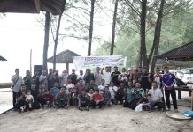 Syukuri Kebersamaan, Keluarga Besar Pesantren Al Manar Gelar Family Gathering di Pantai Babah Kuala