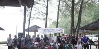Syukuri Kebersamaan, Keluarga Besar Pesantren Al Manar Gelar Family Gathering di Pantai Babah Kuala